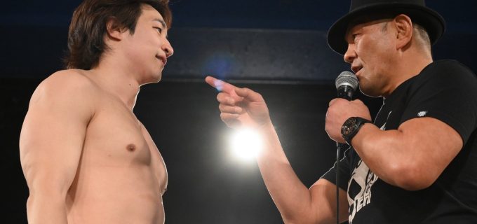 【DDT】“プロレス王”鈴木みのるがDDTマットに来場し、UNIVERSAL王者・上野勇希からの“指名”を受諾！「俺の遊びはちょっとだけ激しいぞ。それと痛いぞ」