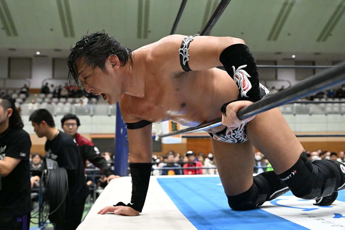 新日本】タイチがゲイブ・キッドにリングアウト勝ちも成田蓮の