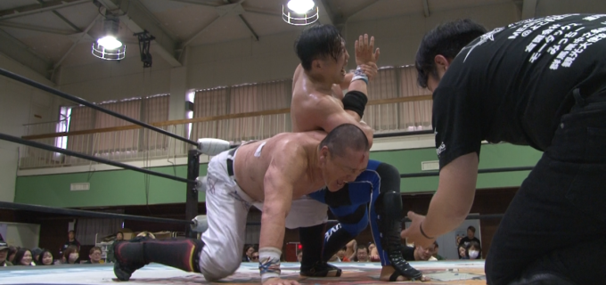 【大日本】星野勘九郎が佐藤光留に惜敗、“BAKAGAIJIN”トリオが2AWの若手軍と対戦