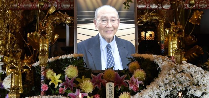 “過激な仕掛け人”新間寿さん告別式　藤波と佐山が弔辞「導かれた人生だった」