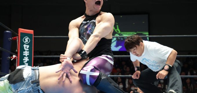 【新日本】『BOSJ』SHOがYOHとの因縁戦を制す！　H.O.T総動員で完封勝利「過去の実績もすべてなかったことにして引退しろ」