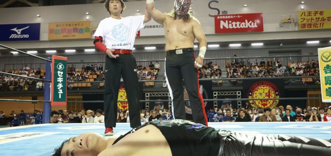 【新日本】『BOSJ』デスペラードがH.O.Tの策謀を打破！マスクを脱ぎ捨てた逆転劇でSHOに一撃「この負けは八王子のせいじゃ、オラ！」