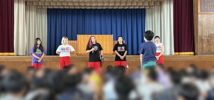 【仙女】選手たちが“夢の授業”を実施！ 仙台市立連坊小路小学校で未来のレスラー（？）を熱血指導！