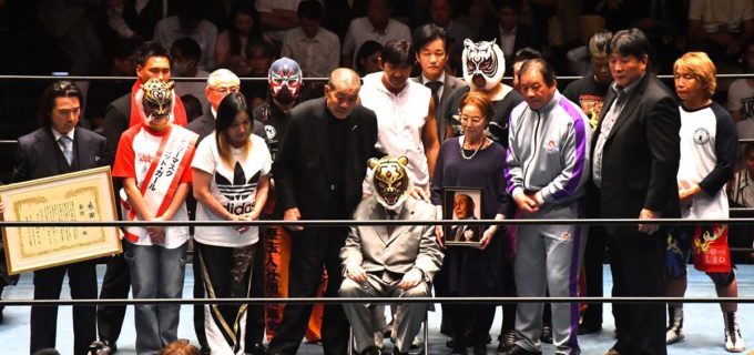 【SSPW】新間寿氏追悼興行で初代タイガーマスクが奇跡のリングイン！前田日明氏との“歴史的和解”「前田君と1時間くらい電話したんですけど、新しいプロレスラーを育てようということになりました」