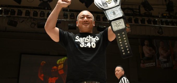 【DDT】無期限休業中の髙木三四郎が新調されたアイアンマンのベルトを強奪！「25周年のアイアンマンベルトをさらに輝かしてやる」