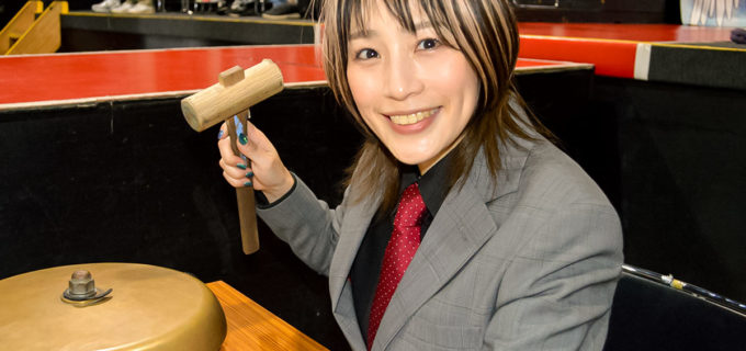 富山智帆リングアナウンサー　プロレスに心を動かされて「リングアナが本職」に