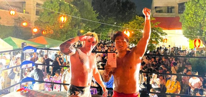 【大日本】青木優也、袈裟斬りチョップ一閃！ 真夏の『えだきん商店街プロレス』でメインを締める！ 炎天下の激闘にファン熱狂！
