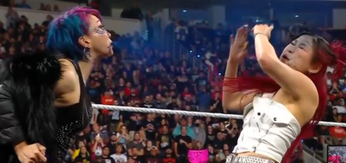 【WWE】「もう戻れない」イヨ、アスカとの“家族”に決別！毒霧噴射の非情制裁を受け、10.11決戦でリア・リプリーとの共闘を決意