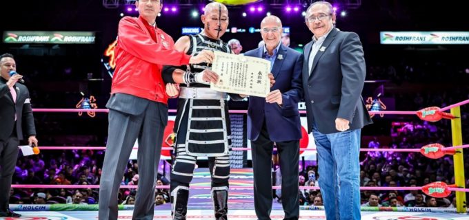 OKUMURA、CMLLアレナメヒコのリングでの“外務大臣表彰”表彰式で大歓声が送られる！