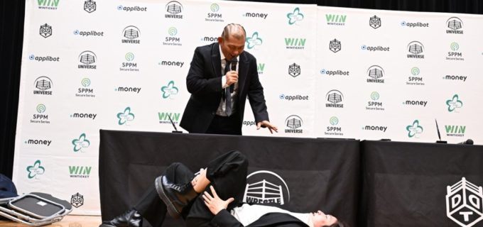 【DDT】鈴木みのるがKO-D無差別級＆UNIVERSALの2冠戦を前に上野勇希の左足を公開破壊！「上野君、遊びましょ！」