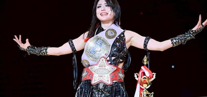 【スターダム】上谷沙弥、同門・渡辺桃との21分死闘を制し2冠防衛「最高の試合ができて本当に良かった」朱里、安納が即座に挑戦表明