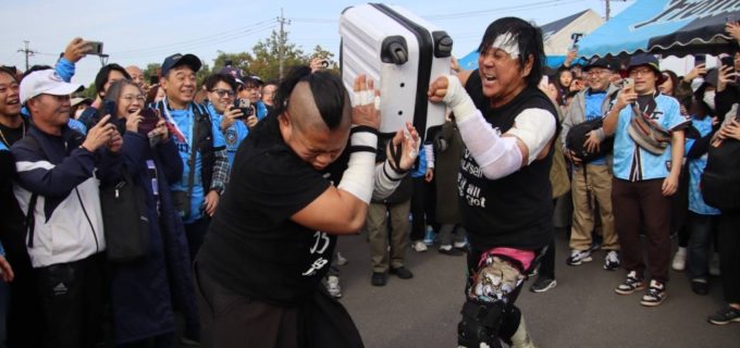 大仁田厚、1年ぶりの“出禁解除”！川崎フロンターレ戦前に電流爆破で大暴れ「今年こそは俺が始球式じゃないのかよ！？」