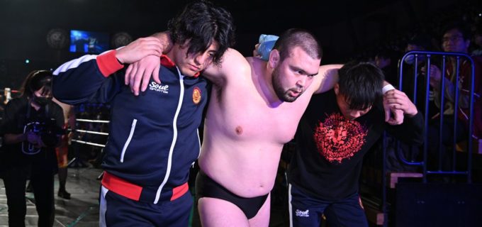 【新日本】ウルフアロンがデビュー2戦目勝利も、試合後に成田蓮が凶器で襲撃し屈辱のKO劇！ウルフ「ふざけんなよ。いつでもやってやるからな、オイ！かかってこいよ！」