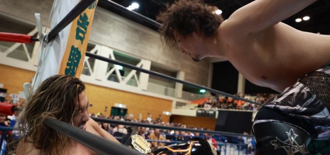 【新日本】ジェイク・リー、王者・辻陽太をFBSでKO! UEが新ユニット「Unbound Co.」を粉砕！！鷹木信悟は試合中に衝撃の「結婚報告」