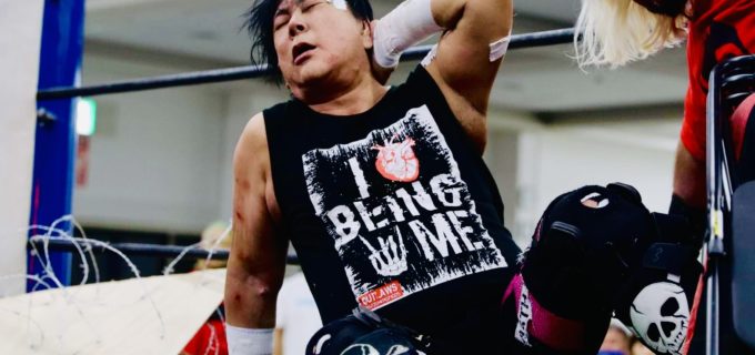 あわや大怪我！？大仁田厚が机パイルドライバー失敗で一時動けず