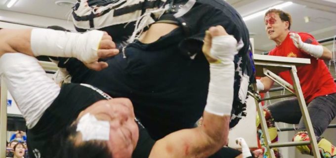 大仁田厚、頸椎損傷で全治2週間！ 広島でテーブルパイル失敗し転落「意識飛んだ」足滑らせ悶絶