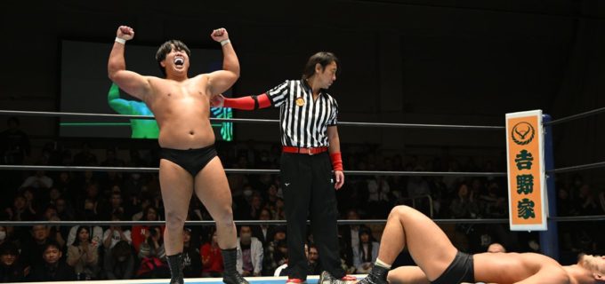 【新日本】村島克哉、同期・永井を粉砕し『ヤングライオン杯』決勝進出！ 永井大貴は無念の敗退も「最後に笑うのは俺だ」と再起誓う