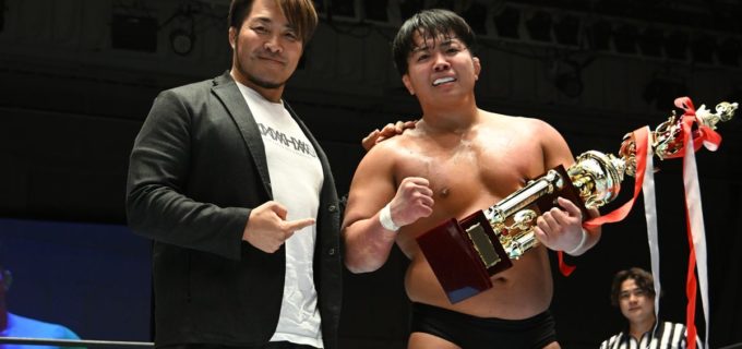 【新日本】村島克哉、同期・嘉藤匠馬を逆エビ葬で粉砕！ ヤングライオン杯優勝で「次は海外だ！」と絶叫