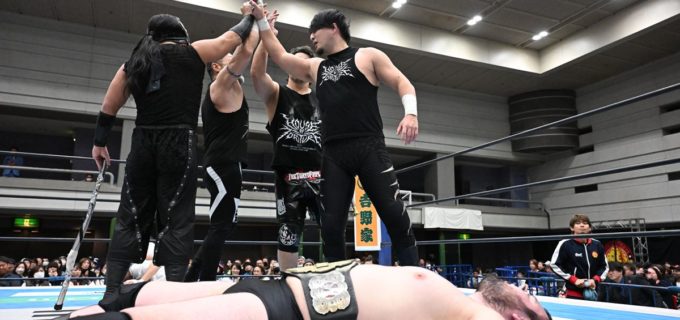 【新日本】成田蓮、ウルフアロンの目前で“断頭台”葬！ 最終前哨戦でH.O.Tが本隊を蹂躙　ワトは“神”DOUKIを全否定「俺は俺自身を信じる」