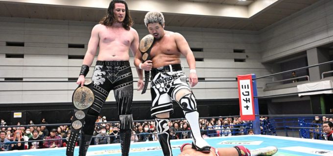 【新日本】IWGPタッグ最終前哨戦はK.O.Bが暴挙！ 試合後の上村優也に水噴射の屈辱…王者Iceは「生の感情、全て俺にぶつけてこい」と完全挑発