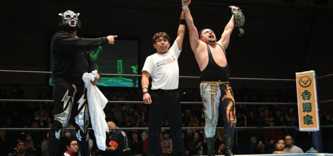 【新日本】1000日超の長期政権に終止符！ アベルノが熟練の技でアトランティス・ジュニアから王座奪取、試合後はノーサイドで互いを称える