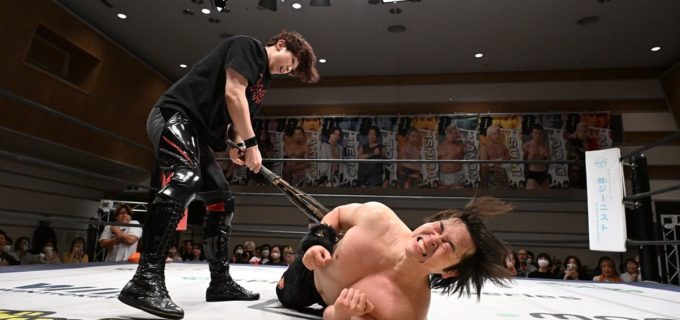 【DDT】EXTREME王者To-yが石田有輝の相撲殺法に苦戦も王座V7！岡谷英樹が襲撃し、3・22後楽園でタイトル戦へ