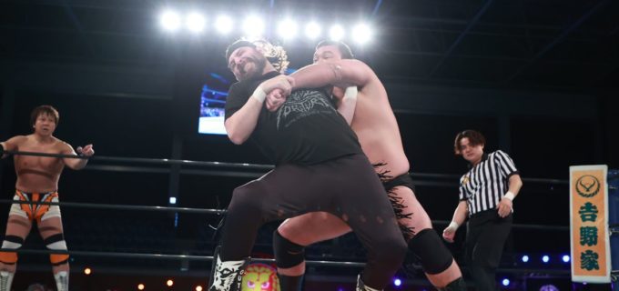 【新日本】ウルフアロンが素人柔道技を一刀両断！ 巨漢ファレ投げに手応えも、謎の「胸毛」トークで独壇場