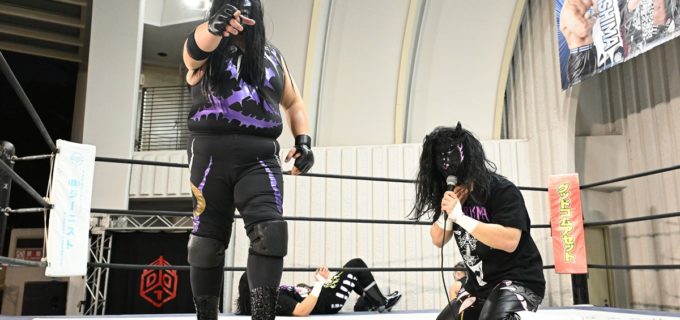 【DDT】“カリスマ”佐々木大輔の居ぬ間にニセ佐々木が続々出現！新リーダー宣言の佐々木大シオンが髙木三四郎を襲撃