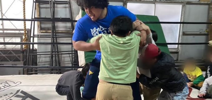 【大日本】児童福祉施設の子ども達約30人が鴨居道場を訪問！ 実際のリングで覆面を被っての“力比べ”など選手と笑顔で交流