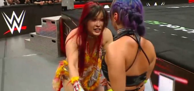 【WWE】イヨ・スカイが女帝アスカに怒りの宣戦布告！ 泥沼パワハラに泣くカイリ救出へ向け決着を要求「ベガスで会えるのを楽しみにしている」