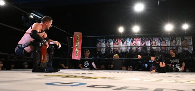 【DDT】 クリス・ブルックスが裏切りの元愛弟子イルシオンをエニウェア戦で撃破し、その成長にニヤリ「イルピ、やっぱ強くなっちゃったね」