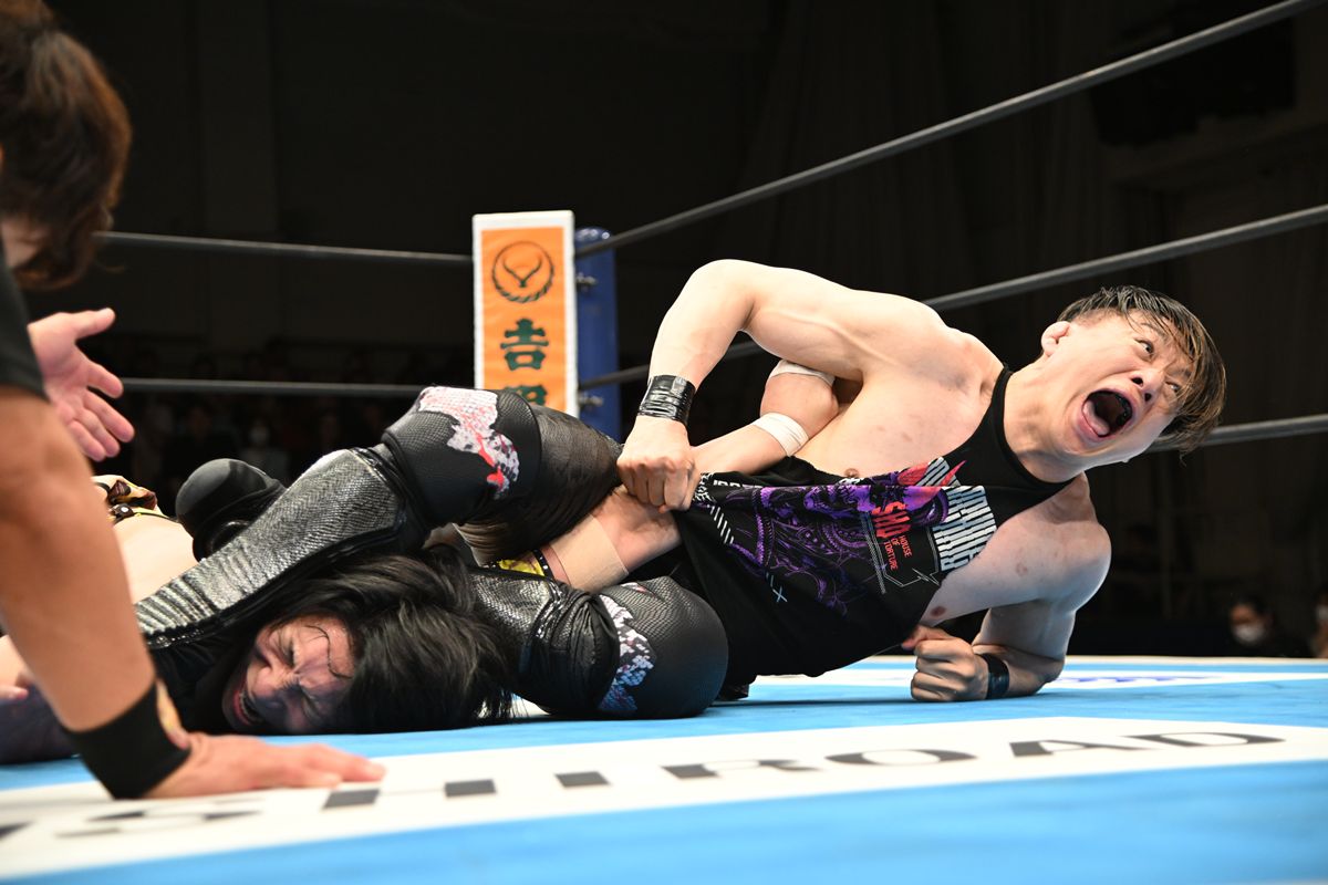 新日本】大会前から手錠拘束の心理戦！策士・YOHが因縁のSHOを手玉に