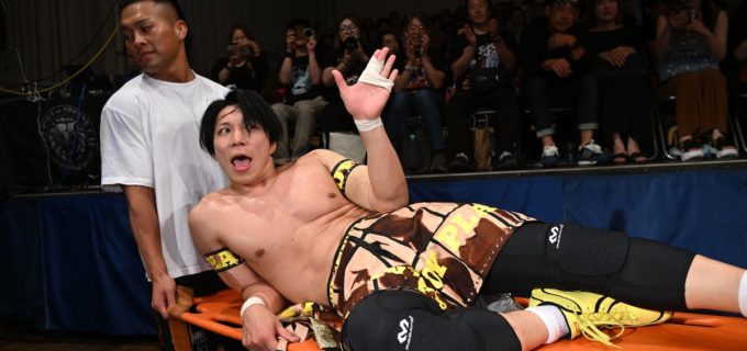 【新日本】大会前から手錠拘束の心理戦！策士・YOHが因縁のSHOを手玉に取り反則勝利、抗議するSHOを指さして笑い転げながら退場