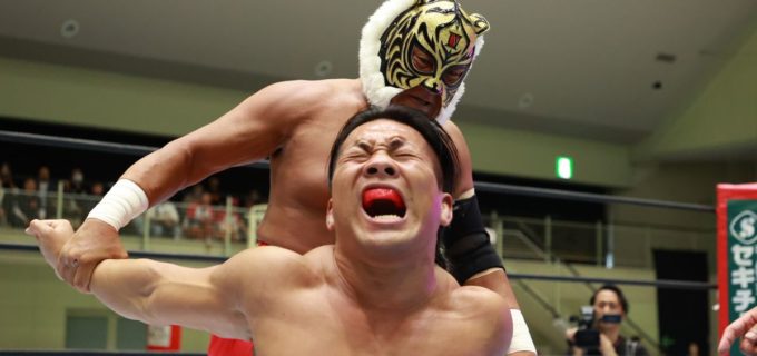 【新日本】引退を控えたタイガーマスク、若武者・松本達哉の猛攻を受け止め「まだまだ立ち向かっていきたかった」と本音を吐露