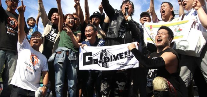 大仁田厚が日本一長い“420m吊り橋”を背に大暴れ！ 茨木市で激勝し「今度はここで電流爆破を」と熱烈予告