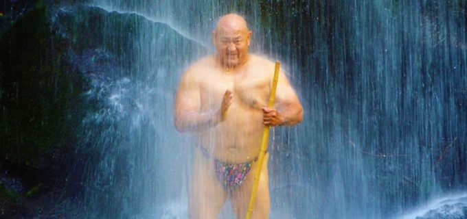 アレクサンダー大塚がデビュー30周年で原点の地・南足柄へ“お礼参り”！ 熊よけ鈴装着で決死の滝行＆清掃活動で恩返し