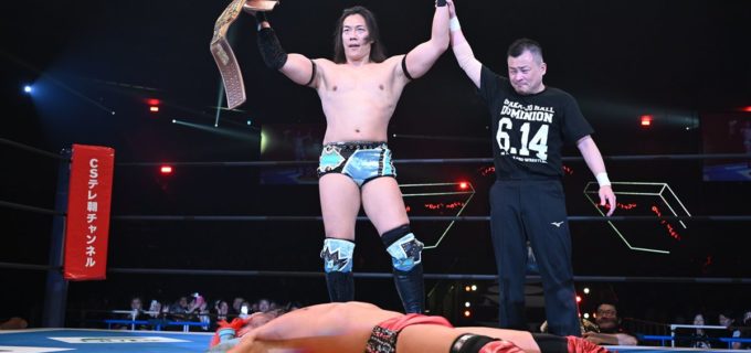 【新日本】赤髪で復活のSANADA、奇策も通じず。KONOSUKE TAKESHITAが圧倒的パワーでV4達成！ベルトを取り戻したTAKESHITA「WORLDの文字どこやった？」