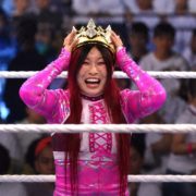 【WWE】イヨ・スカイがサウジの夜空に掲げた王冠！世界王者から直接奪ったトーナメント初制覇の勲章「サマースラムでまた会おう！」
