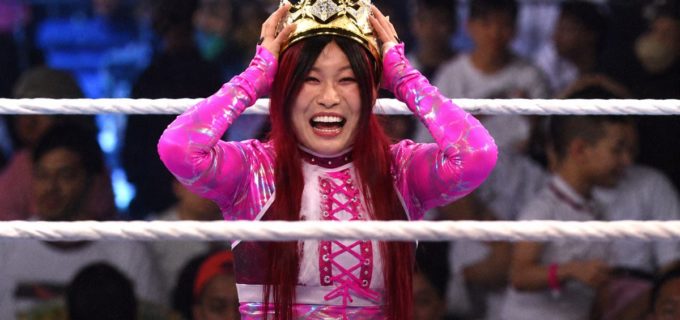 【WWE】イヨ・スカイがサウジの夜空に掲げた王冠！世界王者から直接奪ったトーナメント初制覇の勲章「サマースラムでまた会おう！」