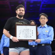 【新日本】ウルフアロンが社会悪を背負い投げ！『G1』浜松大会で啓発活動への貢献を称えられ警察から感謝状！プロレスの力で特殊詐欺撲滅へ
