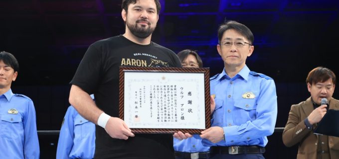 【新日本】ウルフアロンが社会悪を背負い投げ！『G1』浜松大会で啓発活動への貢献を称えられ警察から感謝状！プロレスの力で特殊詐欺撲滅へ