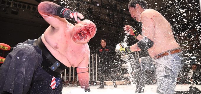 【大日本】蛍光灯310本と塩100kgが舞う狂気の死闘！ 王者・小林が宿敵の伊東竜二を沈めデスマッチヘビーV6達成！ 北村彰基がジュニア新王者に