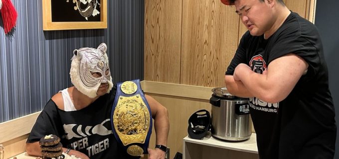 【ストロングスタイル】「それが佐山イズムか!?」澤田敦士が総重量5キロの特製ハンバーグタワーで挑発！ スーパー・タイガーが意地の完食で異例の“大食い前哨戦”を突破