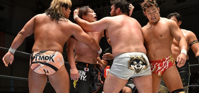 【新日本】試合後も大乱闘！ウルフアロンと藤田晃生がノド掴み、蹴り、ツバ吐きの制御不能な遺恨劇「お前は柔道家だ。プロレス愛を感じない」