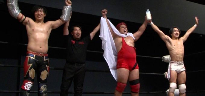 【大日本】浅倉幸史郎(？)が吉野達彦からギブアップ奪取で次期挑戦権獲得！ 横浜ショッピングストリート6人タッグは王者組“余所者”が6度目の防衛に成功